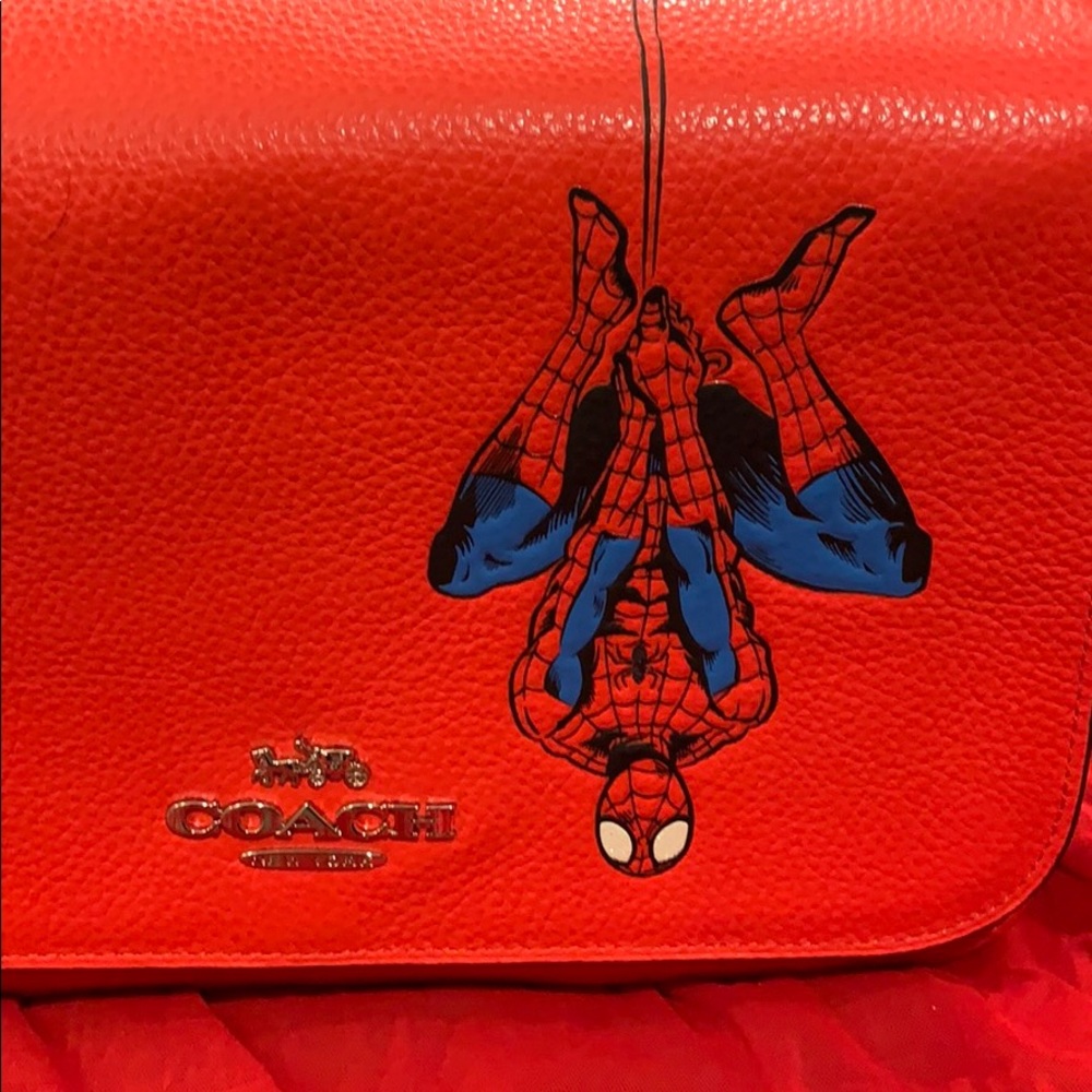 New Coach Marvel Jes Messenger with Spider-Man - Picture 5 of 16
